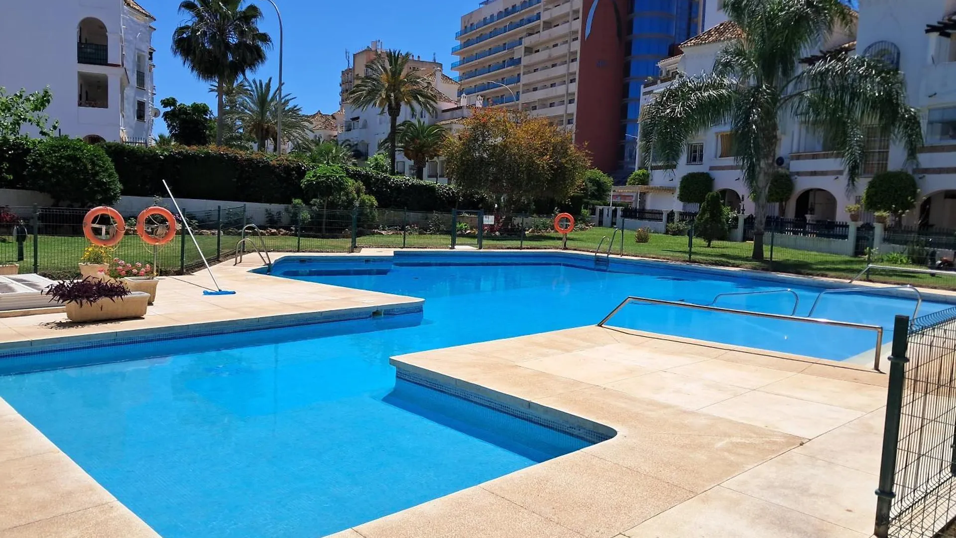 2 Bed With Pool Views Benalmadenaアパートメント