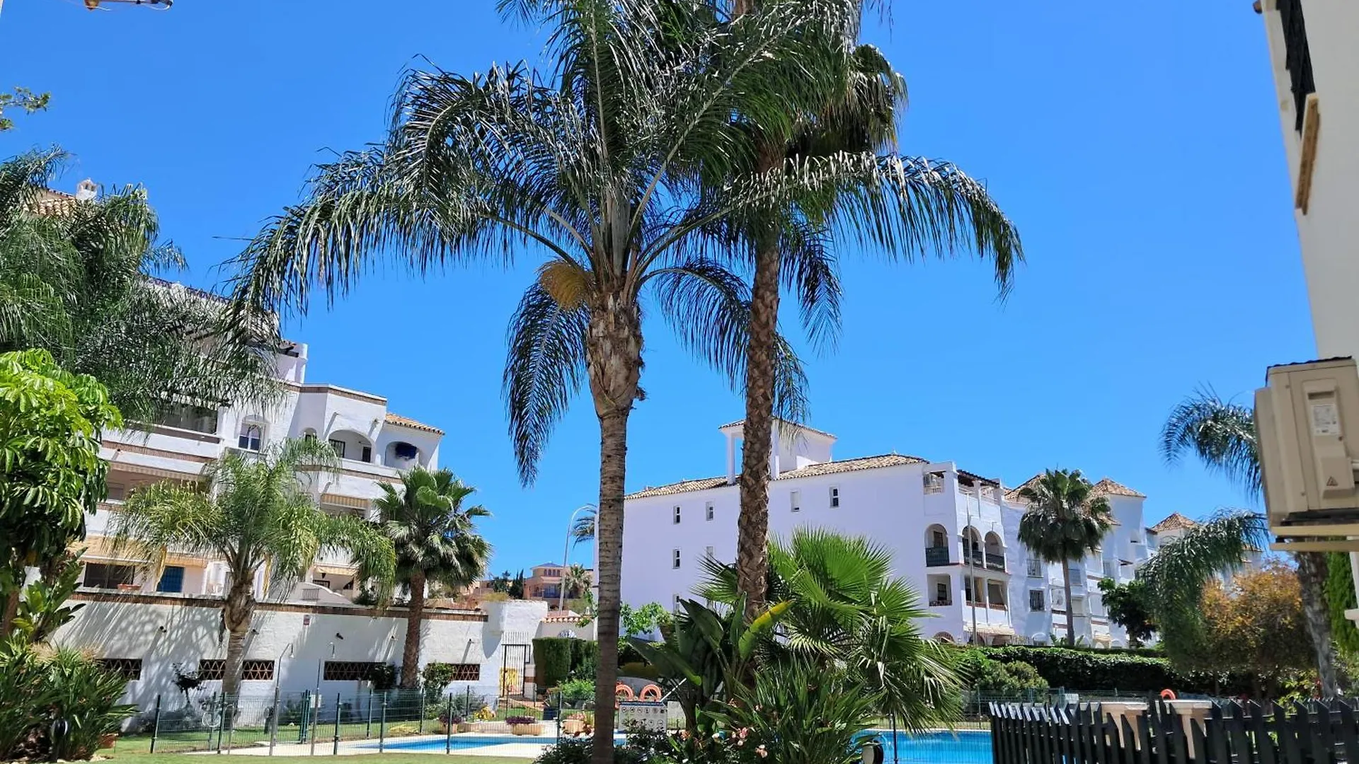דירות 2 Bed With Pool Views בנאלמדנה